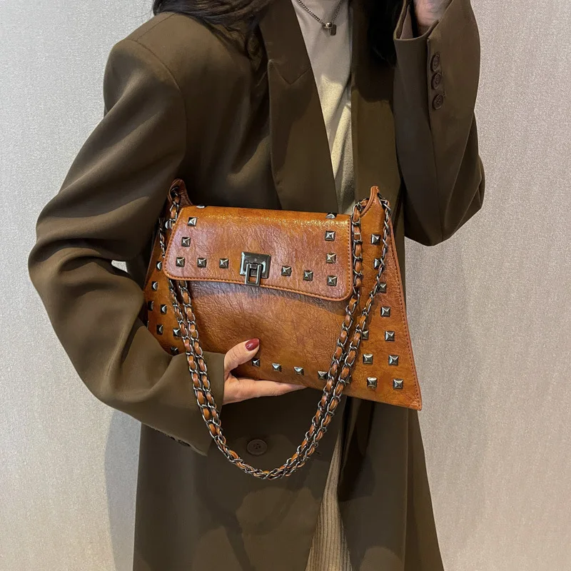 Torebka damska crossbody ze skóry vintage z nitami, uniwersalna, teksturowana, z łańcuszkiem i nitami w stylu vintage.