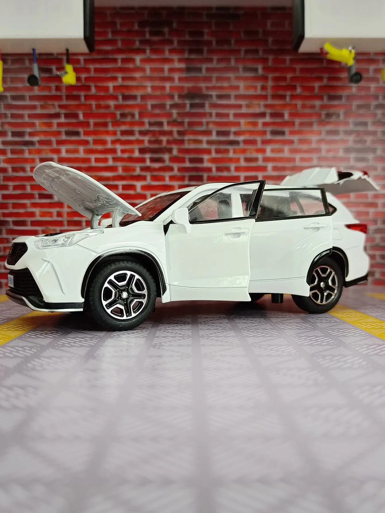 1:32 Crown Land Release SUV จําลอง Diecast โลหะผสมรุ่นรถเสียงดึงกลับคอลเลกชันของเล่นเด็กของขวัญ