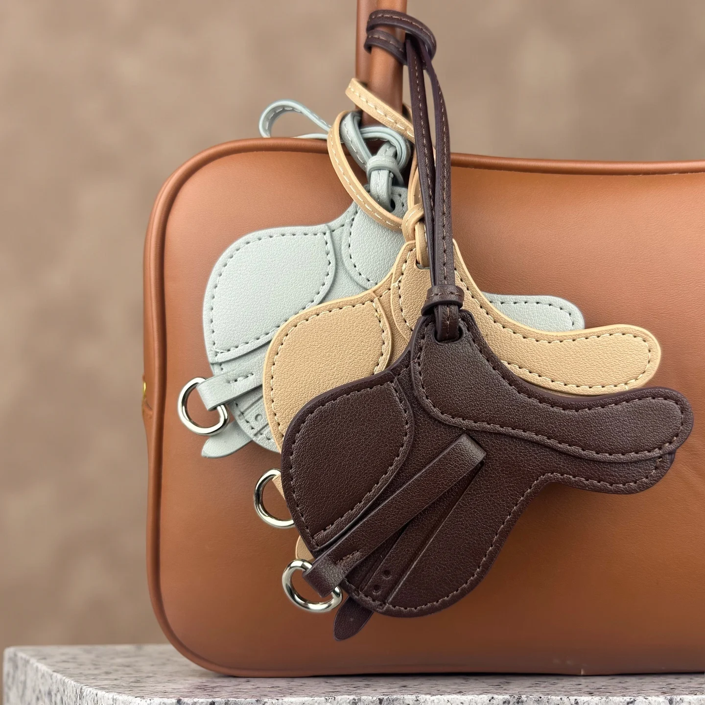 High-Quality PU Leather Horse Saddle Keychain, 7 Vibrant Colors Equestrian Bag Charm - Ideal Gift for Riders & Horse Enthusiasts