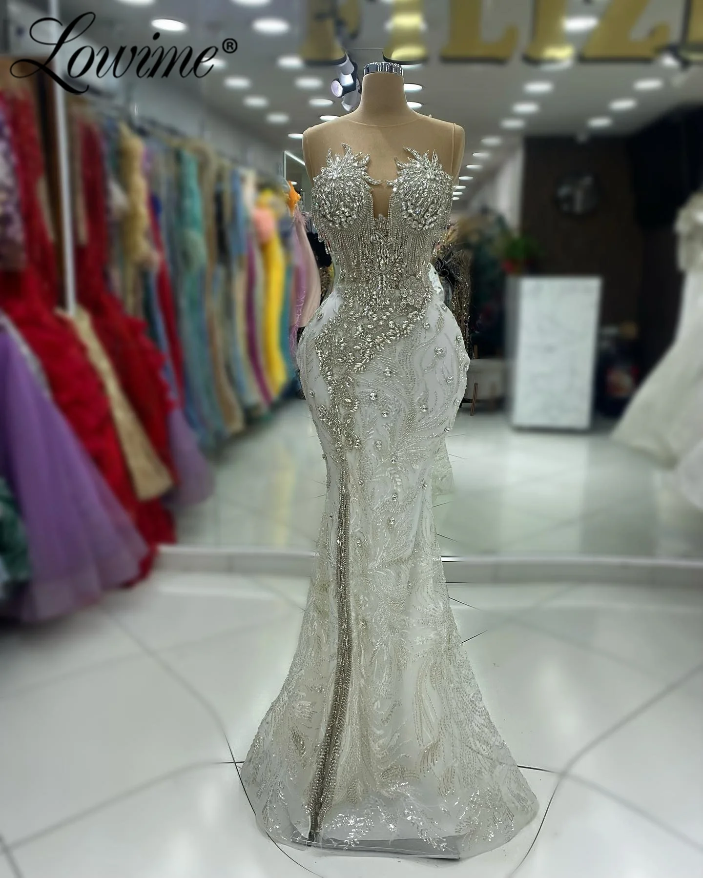 ชุดเดรสปาร์ตี้สีขาวประดับคริสตัลระยิบระยับสำหรับงานแต่งงาน งานเลี้ยงอาหารค่ำ ปี 2026 ทรงเมอร์เมด สไตล์อาหรับ ชุดราตรีออกงานสำหรับผู้หญิง สามารถสั่งตัดได้