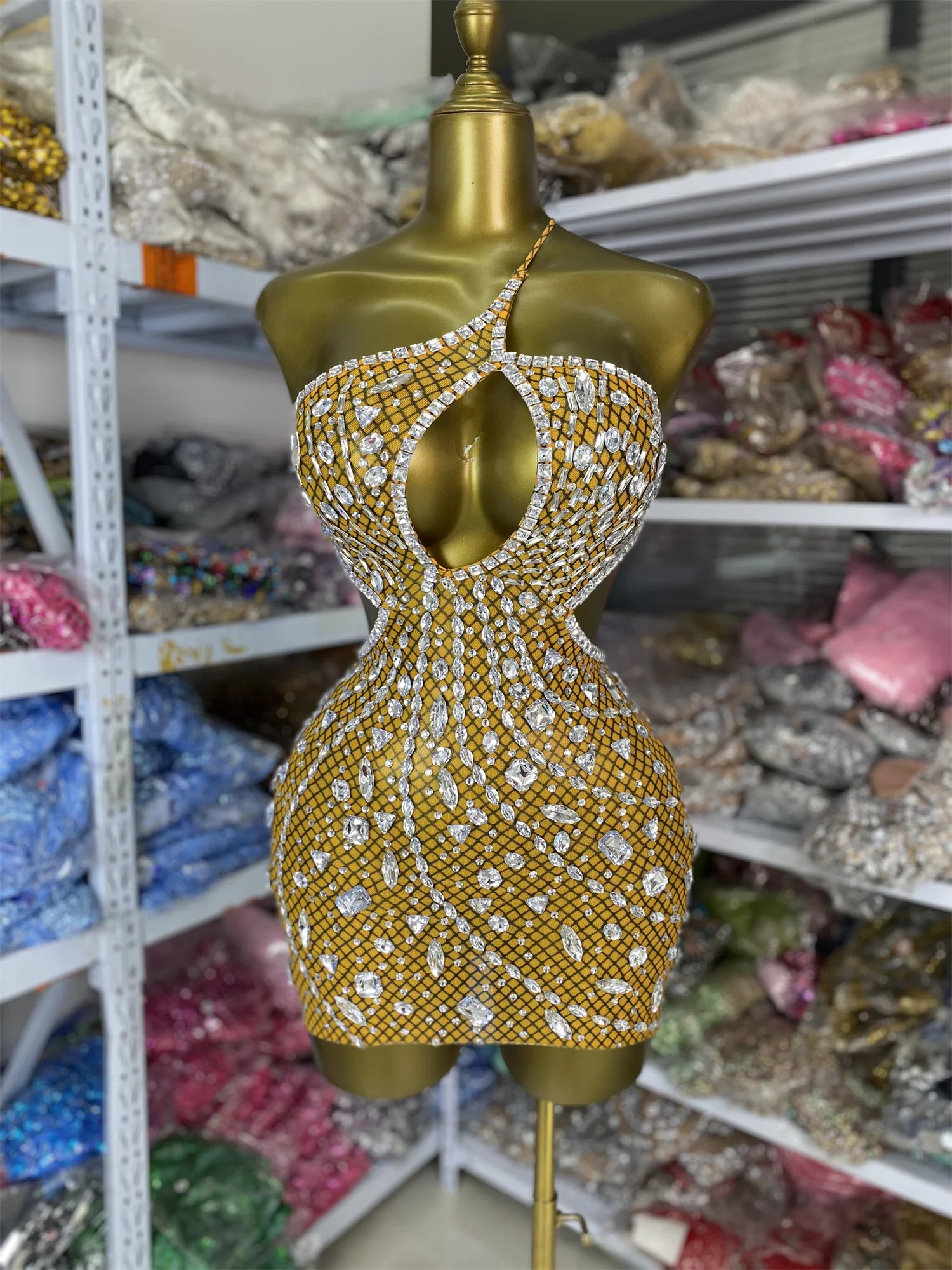 Minivestido ceñido de malla amarilla con estampado de diamantes de imitación brillantes para mujer, vestido Sexy para fiesta y Club nocturno, disfraces de rendimiento