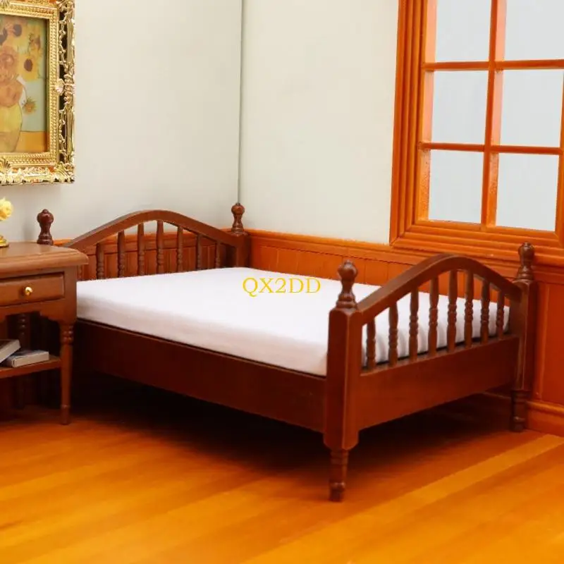 Qx2d elegantes Holz Doppelbett Figur realistische Miniaturmöbel mit Stoffbetten für 1/12 Puppenhaus -Szene -Display