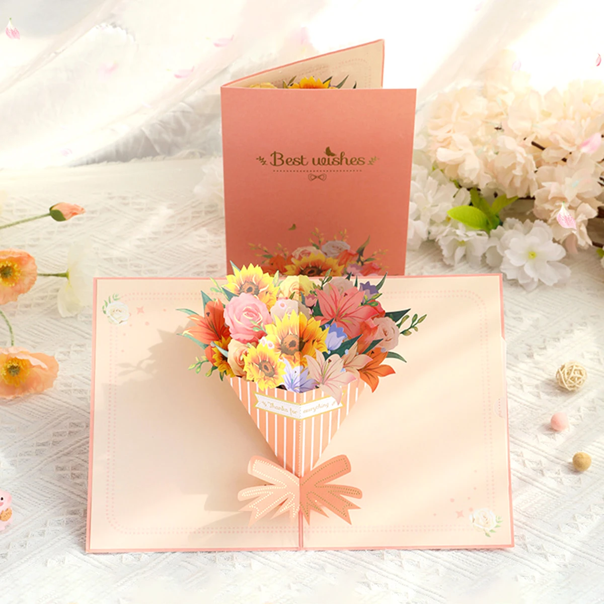 

1 красивый букет, поздравительная открытка ко Дню матери, праздничная поздравительная открытка с разными цветами, подарок-сюрприз для мамы (с конвертом)