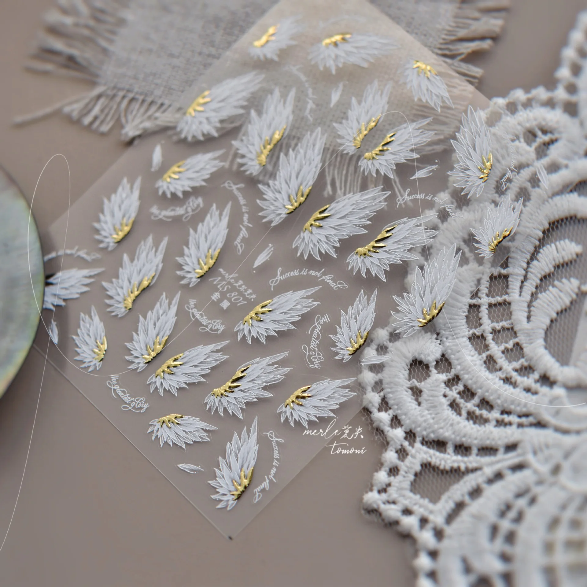 สติกเกอร์ติดเล็บลายปีกนางฟ้าสีขาวทอง ตัวอักษรภาษาอังกฤษ 5D ลายปีศาจ ขนนกในฝัน นกฟีนิกซ์ ลายลูกแพร์ แบบติดเองสำหรับตกแต่งเล็บ