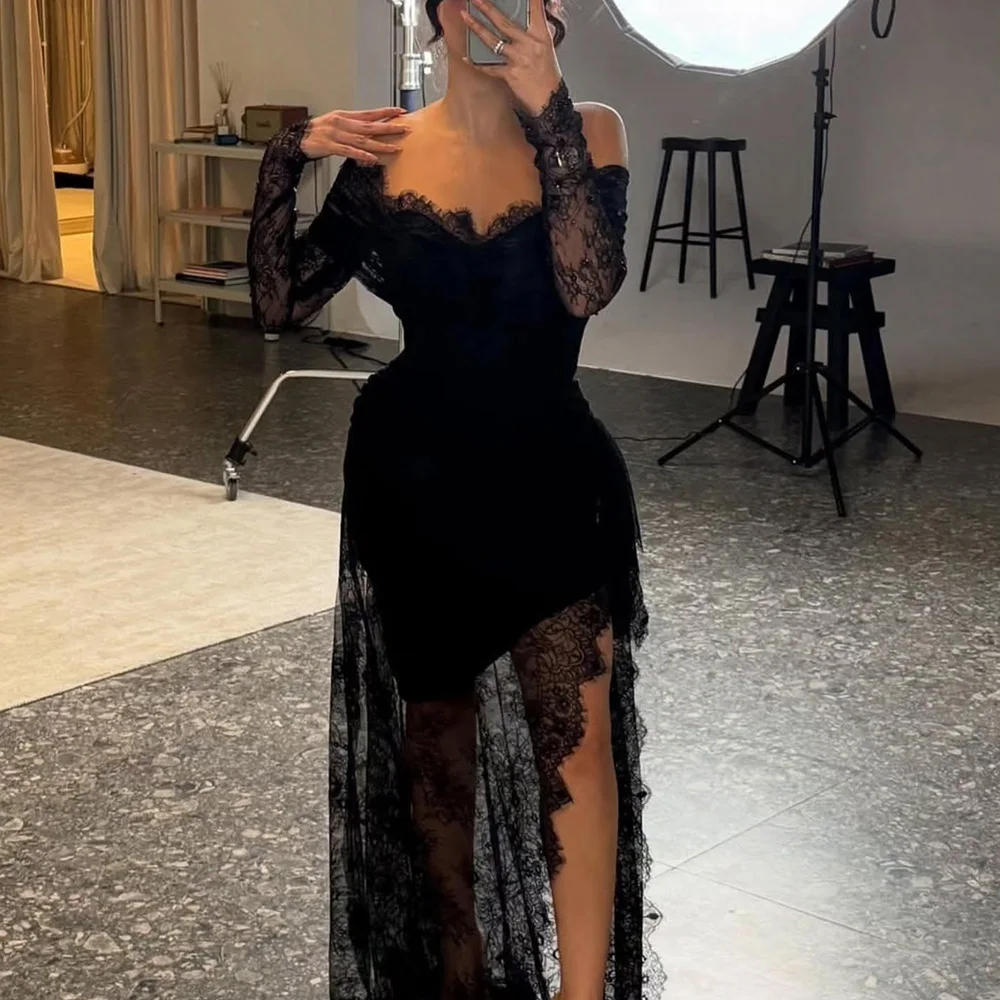 أنيق فساتين كوكتيل سوداء الدانتيل غمد/عمود فساتين الحفلات الأسود خارج على الكتف الجانب سبليت الذيل فساتين لحضور الحفلات الموسيقية للسيدات