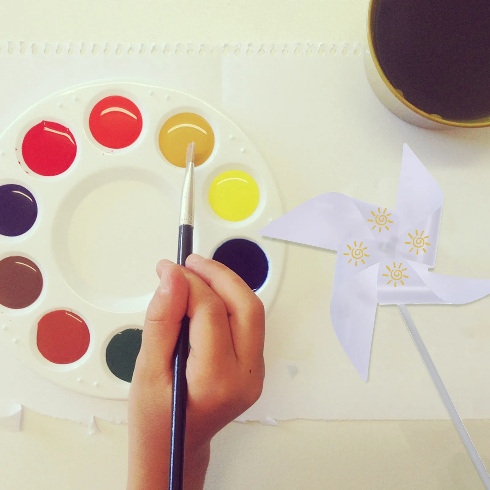 

24Pcs White Pinwheels Blank Plastic DIY Craft Pinwheels for Kids Classroom Kindergarten Party Outdoor Activities