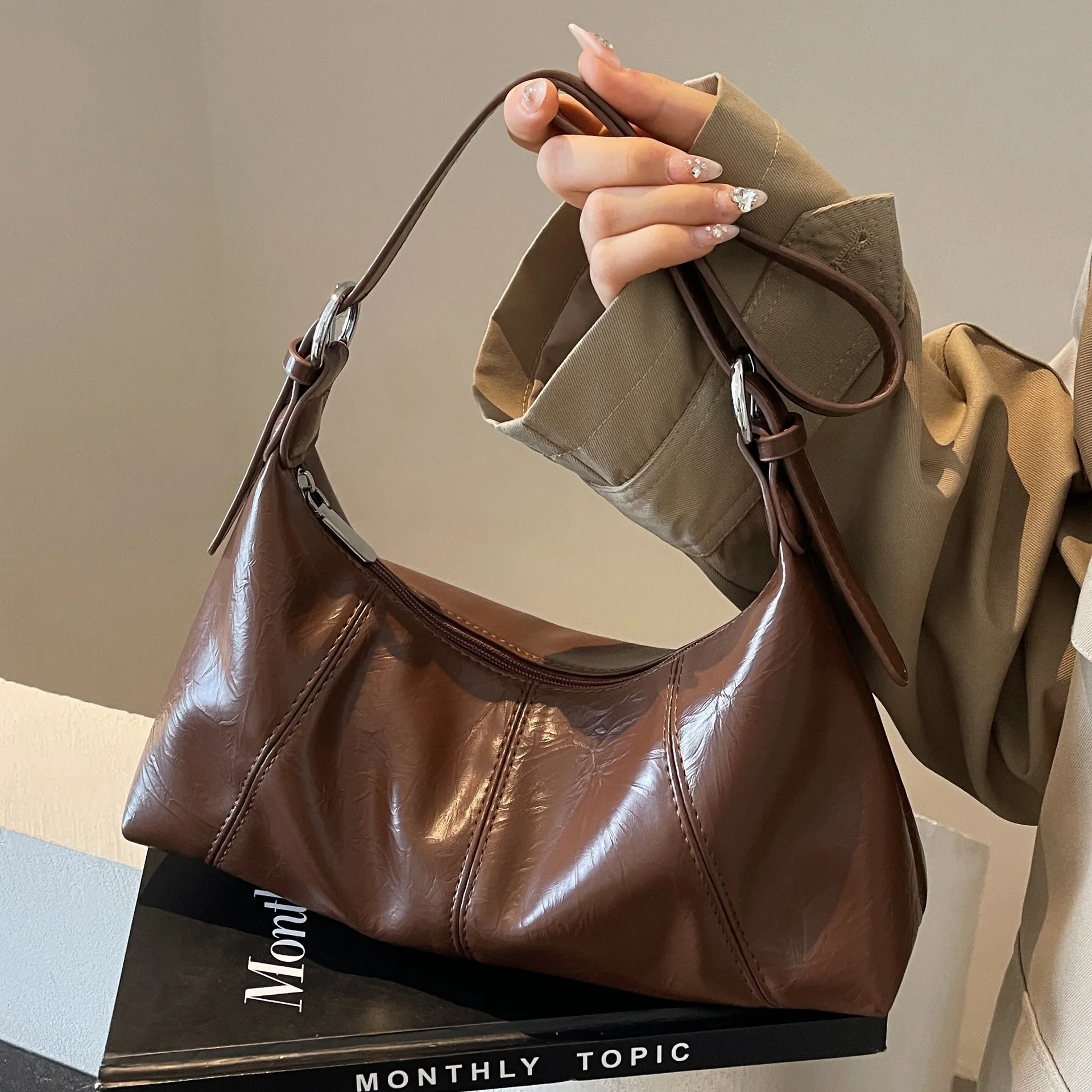 

Retro Oil Wax Leather Crossbody Crescent Bag 2025 New Trendy Large Capacity Versatile Shoulder Bag Texture Underarm Women's Bag