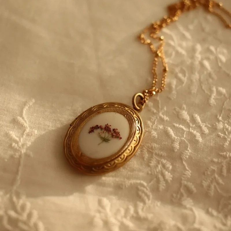 New Fashion White Floral Dried Flower Box Necklace For Women Girls Gold Border Vintage Pendant Necklace Jewelry Accessory Girls