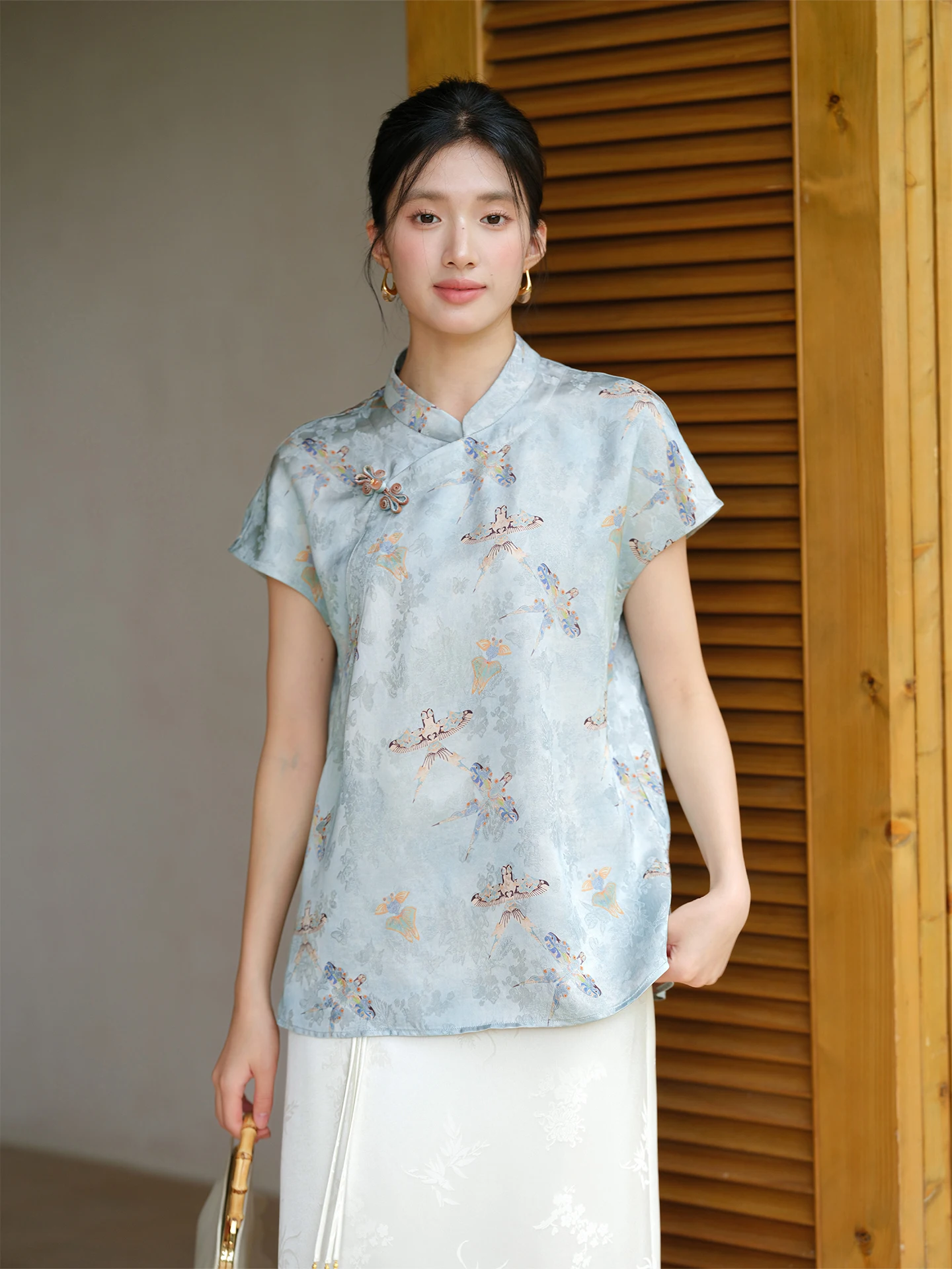 

New Chinese Sle Women's Top Summer Lightweight Silk Tiele Flower Pattern Side Buttoned Loose Fit ort Sve Stand Collar