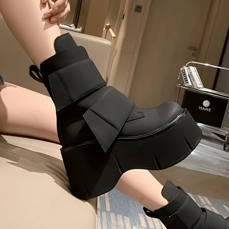 حذاء نسائي أسود بنعل سميك للكاحل - مقدمة دائرية، مقاوم للانزلاق، كعب عالٍ، مع أشرطة ونعال قابلة للتعديل