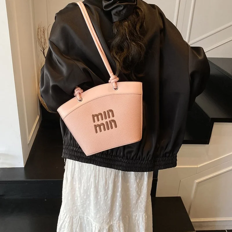 

Premium Minimalist Simple Crossbody Bag For Casual Women Leisure With Solid Color And Large Capacity Tote