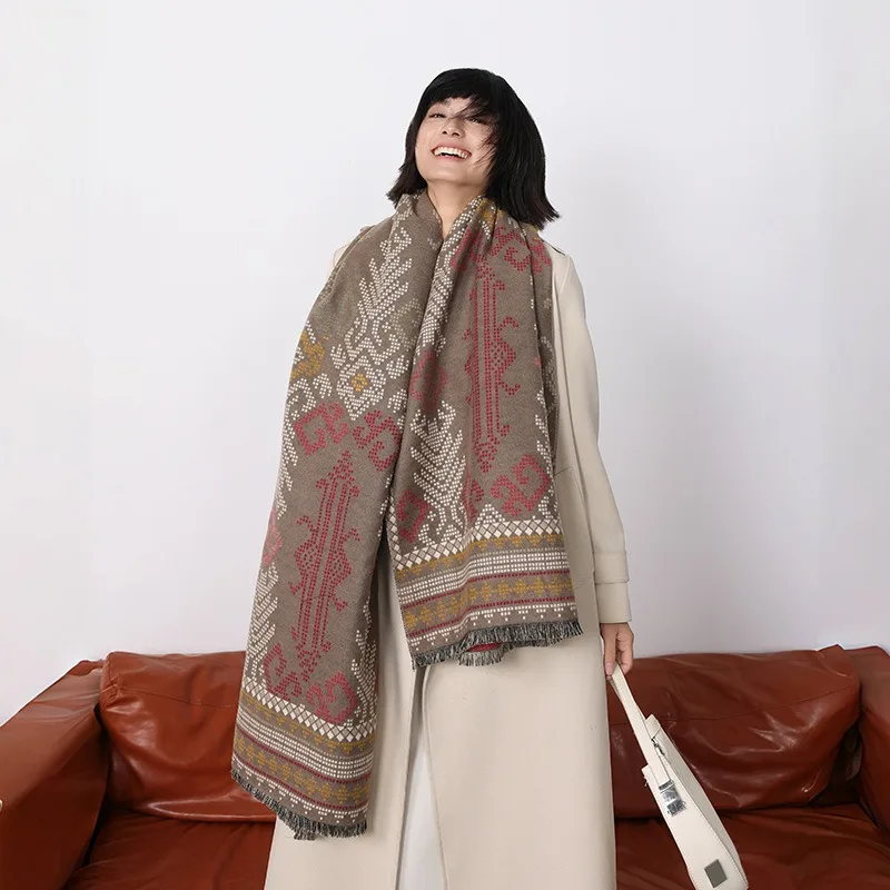 

Женская зимняя акриловая теплая вышитая шаль-накидка в этническом стиле для среднего возраста, уникальная верхняя одежда