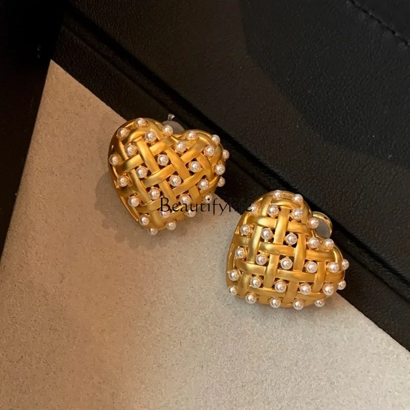 

European and American retro matte metal love woven earrings, high-end light luxury gold stud earrings