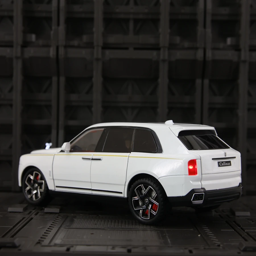 1:24 Rolls Royce Cullinan adorno de modelo de coche de aleación, puertas y capó de motor, el maletero se puede abrir para juguetes para niños