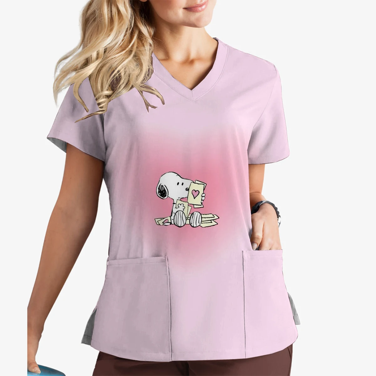 Tops de moda de manga corta para mujer, Top exfoliante con estampado de Snoopy de Disney, Top exfoliante con cuello en V, ropa quirúrgica para salón de belleza y Spa