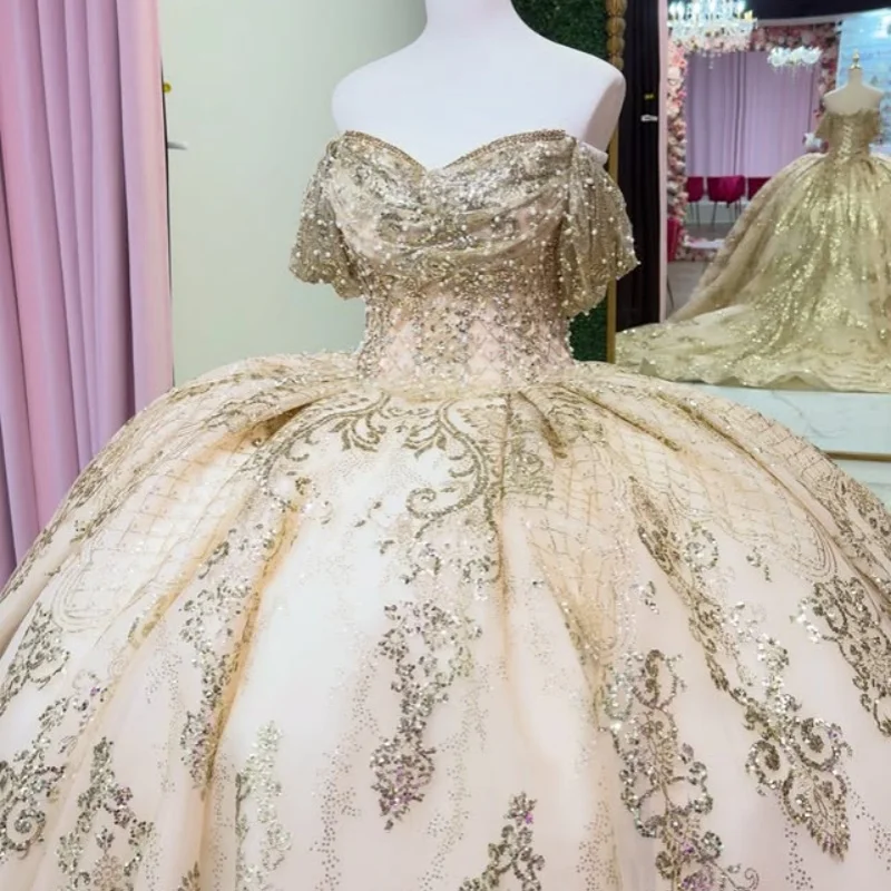 

Блестящие платья для квинсеаньеры цвета шампань с открытыми плечами, с золотыми пайетками и бисером, длинным шлейфом, на заказ.