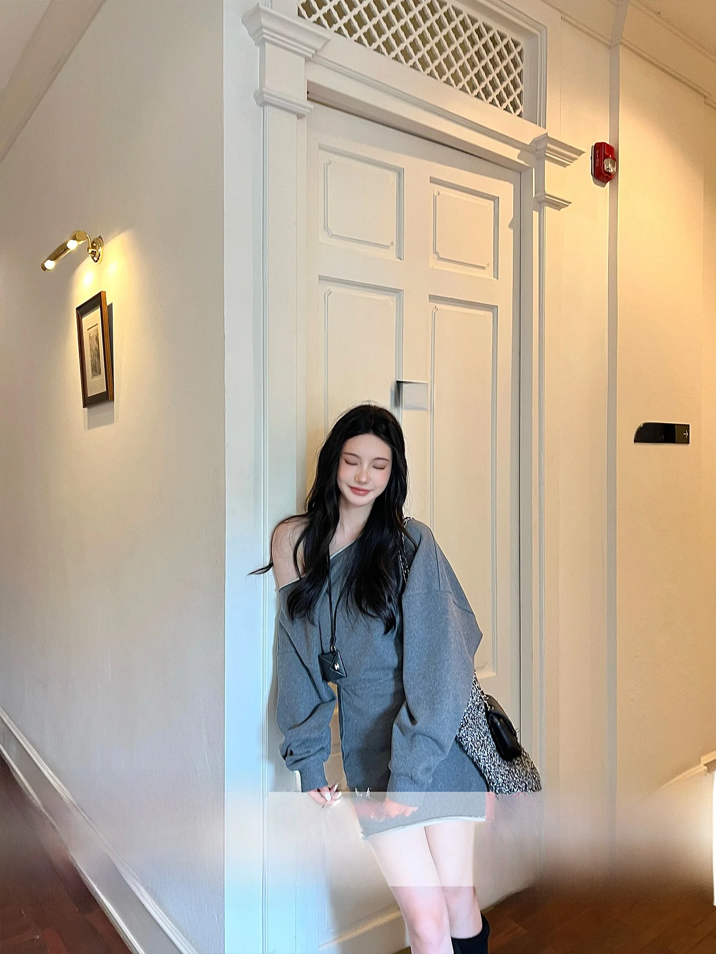 

Повседневное платье-свитшот в американском стиле из плотного 100% хлопка (320 г/м²) для выходных: непринужденный шик, высокая талия, свободный крой, длинный рукав.