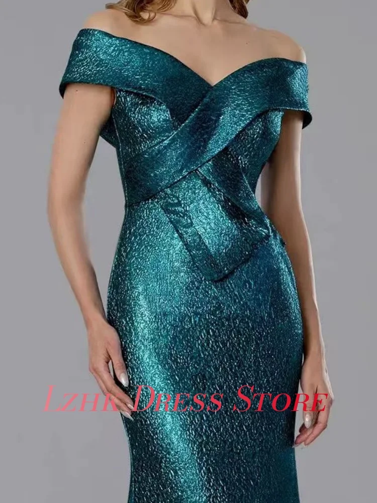 ชุดราตรีผ้าซาตินทรงเอไลน์แบบเปิดไหล่ แขนสั้น คอวี ยาวกรอมพื้น สไตล์ดารา  สามารถปรับแต่งได้