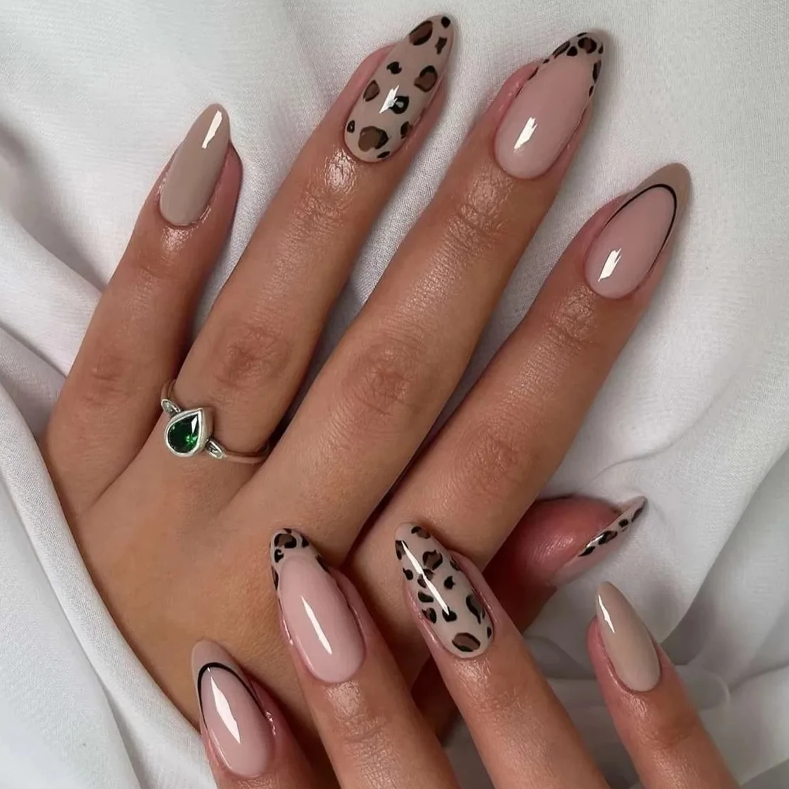 

French Charm Spice Girl Leopard Print Long Almond Fake Nail Art Simple False Nail Tip Star 3D Flower Press on Nail Manicure Tool