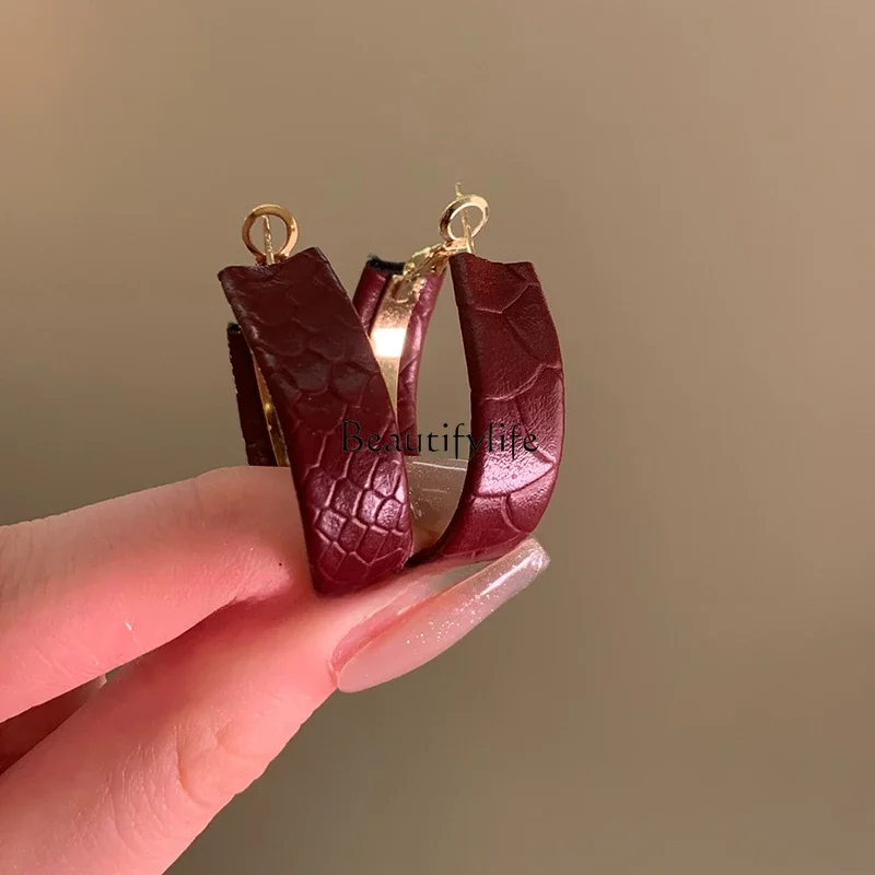 

Retro Red Leather Loop Earrings for Women, Atmosphere Studs, Autumn and Winter