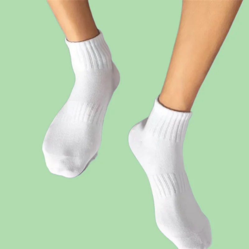 Calcetines tobilleros de corte bajo para hombre y mujer, medias deportivas clásicas de alta calidad, 5/10 algodón, color blanco y negro, 95% pares