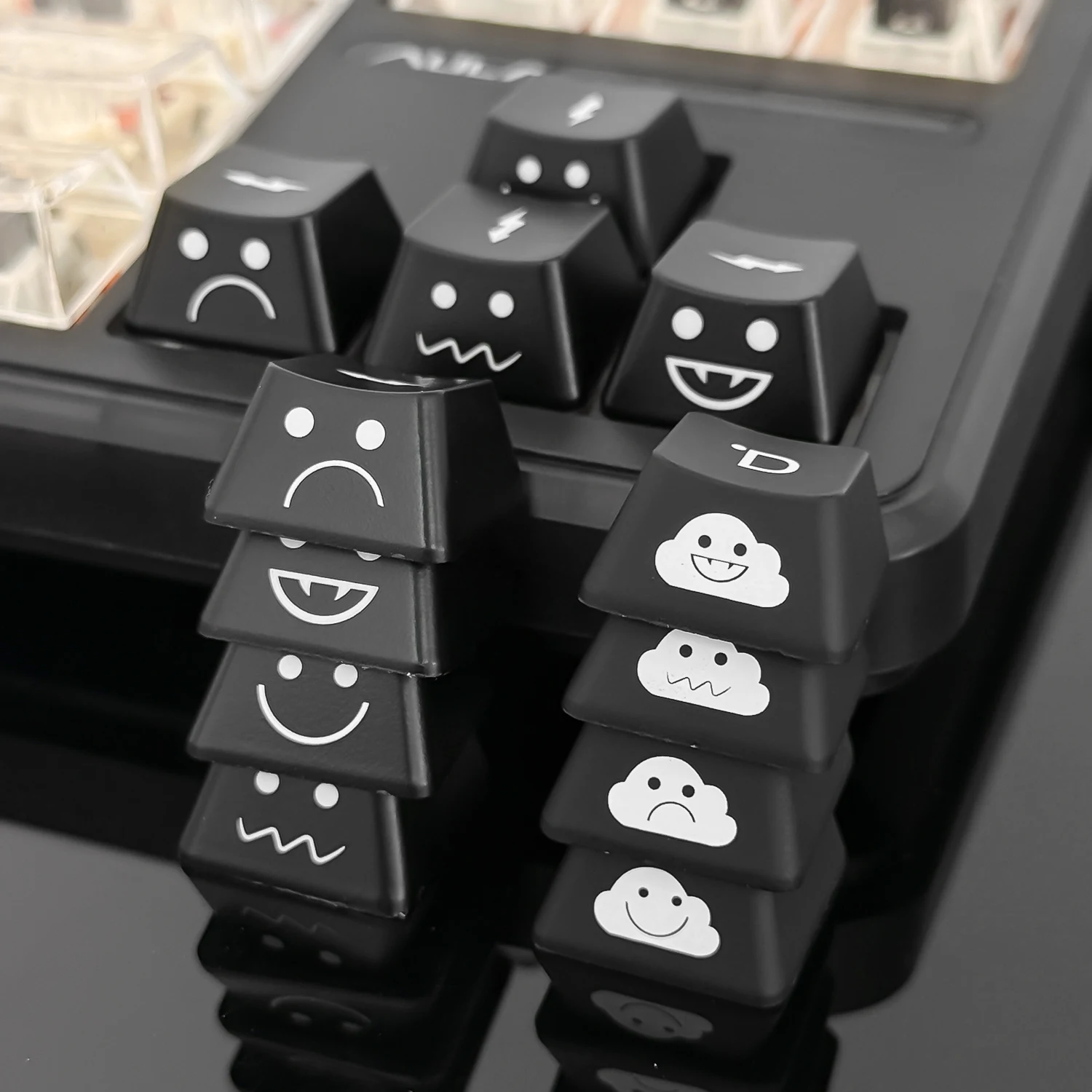 2025 Creative Emo Keycap Set WASD Arrow Cute Lighting Key Caps for Mx Stem Gaming Mechanical Keyboards DIY Keycaps with Puller