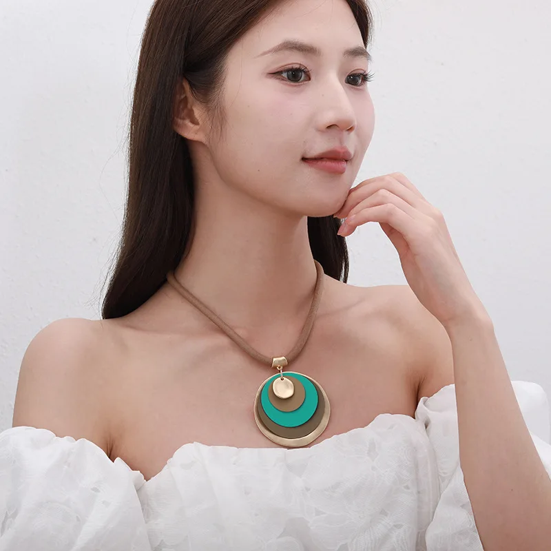 Mode Runde Anhänger Kurze Halskette Geometrische Legierung Leder Seil Weibliche Personalisierte Schlüsselbein Kette Partei Schmuck – Detail 4