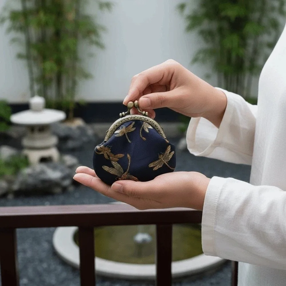 Anti-lost Kiss Lock Coin Purse Polyester Portable Brocade Mini Pouch Thickened Shell-shaped Embroidered Small Pocket Earrings