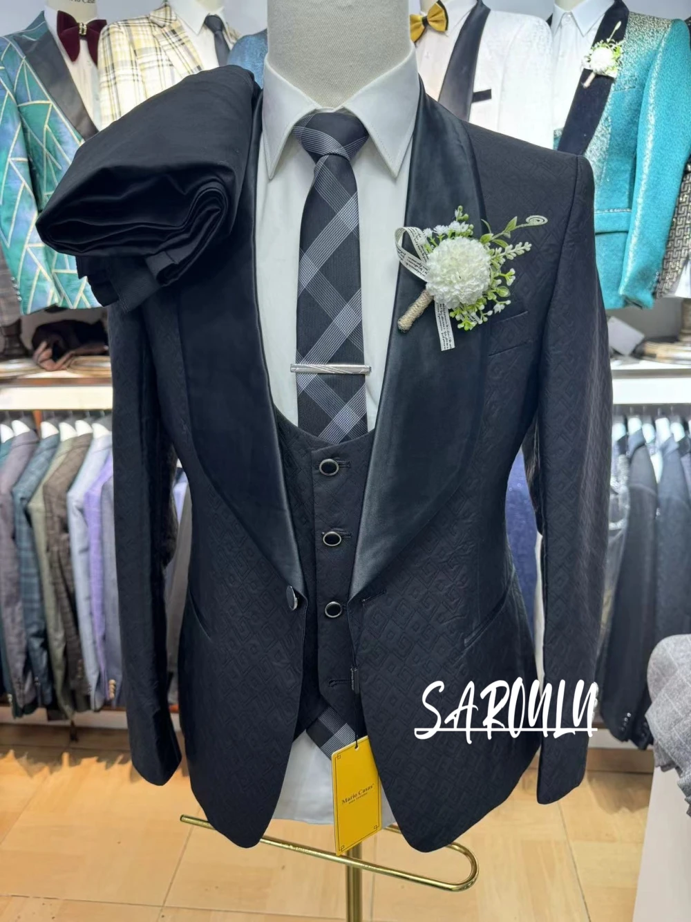 

2025 Exclusive Shawl Lapel 3-pieces Men Suit Trendy Customized Black Set Smart Bussiness Formal Occasions Elegant Groom Wear