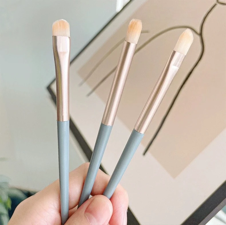 Een set van 3 draagbare en universele oogschaduwborstels voor eyeliner en make-upborstels onder de ogen voor gedetailleerd