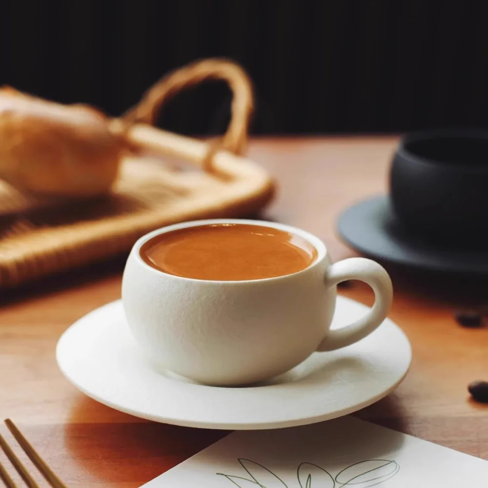 طقم فناجين قهوة على الطراز الياباني من درينكوير كوب قهوة من السيراميك غير اللامع سعة 300 مل مع قاعدة كوب حليب للمقهى