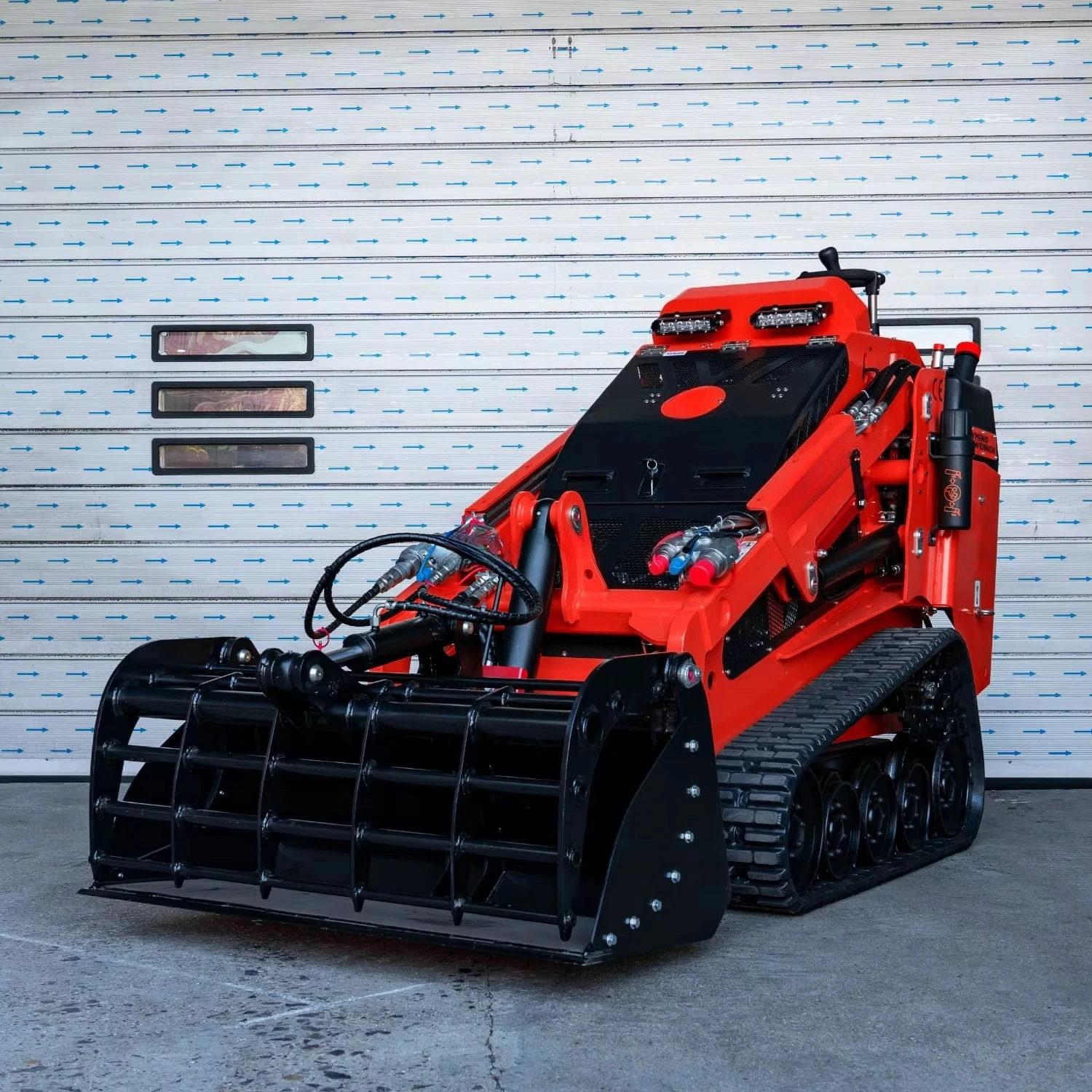 جرافة انزلاقية مخصصة مع شفرة إزالة الثلج وفرشاة الاعشاب، محمل مدمج متعدد الوظائف للمزرعة والحديقة والطرق