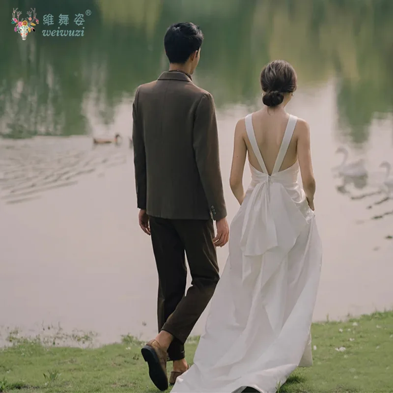 새로운 한국 스타일 미니멀리스트 백리스 트레일링 웨딩 드레스 야외 결혼식 및 커플 사진 촬영에 적합