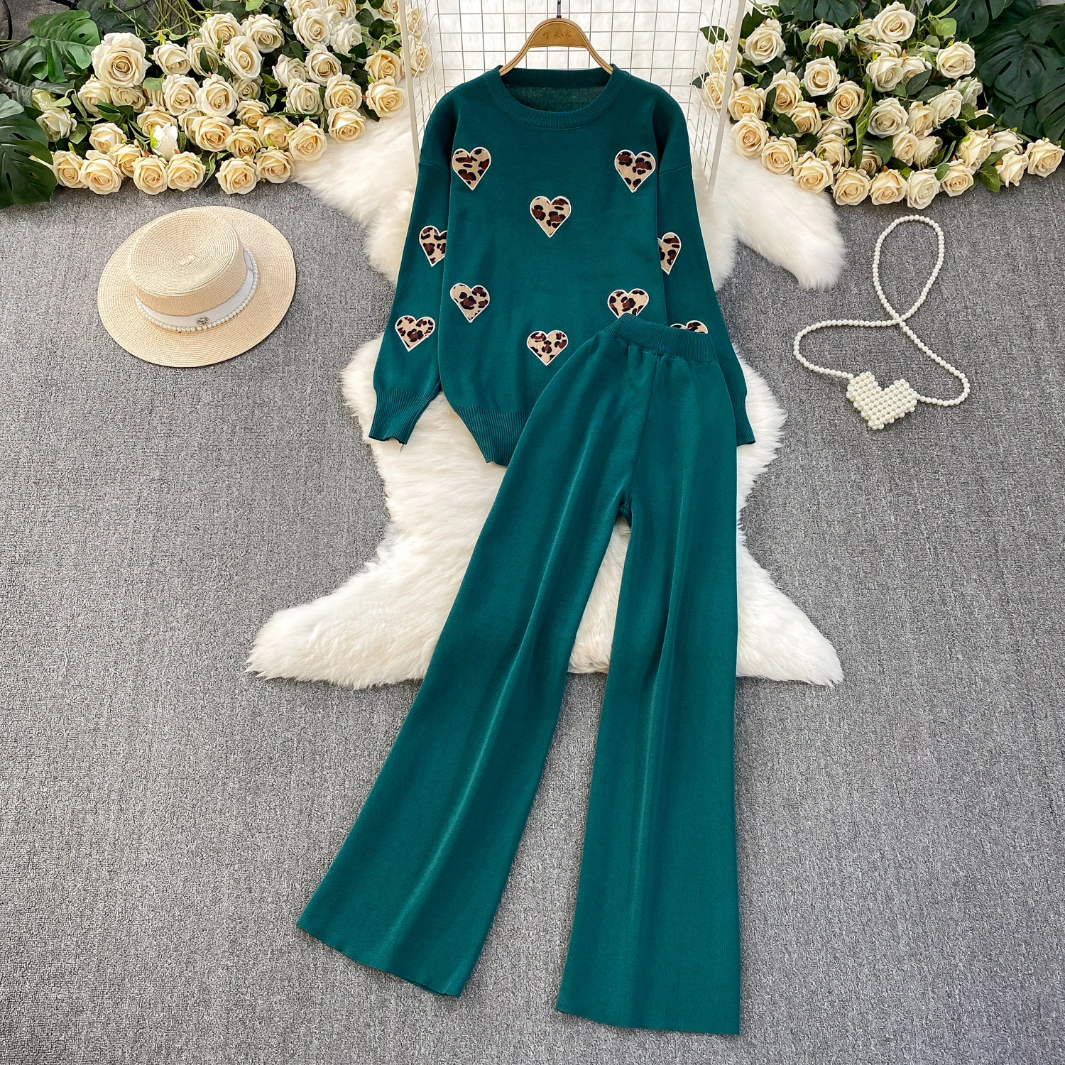 ALPHALMODA 2025, Leoparden-gestickte Liebe, Rundhalsausschnitt, Pullover-Oberteil + hohe Taille, gerade Strickhose, Damenmode 2-teiliger Anzug