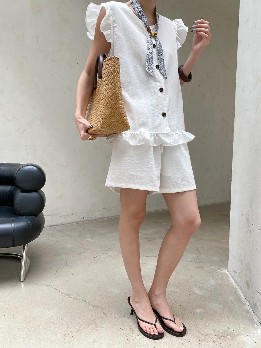 Sommerliches Damen-Set: Einfarbiges, ärmelloses Shirt mit Fungus-Edge-Details und kurzen Ärmeln sowie Shorts mit Kordelzug. – Detail 13