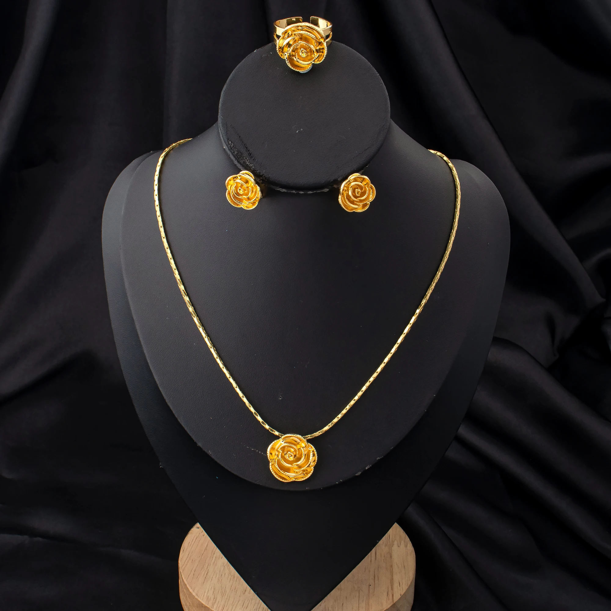 YM Jewelry 3-teiliges Schmuckset mit goldenen Rosenblüten, bestehend aus Halskette, Ohrringen und Ring, eleganter Schmuck für Damen, geeignet für formelle und alltägliche Anlässe, Geschenkidee. – Detail 1