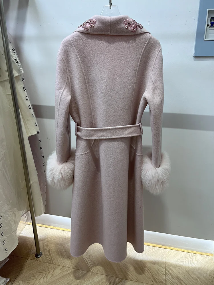 سترة شتوية جديدة لعام 2025 للنساء أصفاد من فرو الثعلب الحقيقي الطبيعي معطف سميك دافئ من الصوف بحزام قابل للفصل سترات طويلة ملابس الشارع الشهير