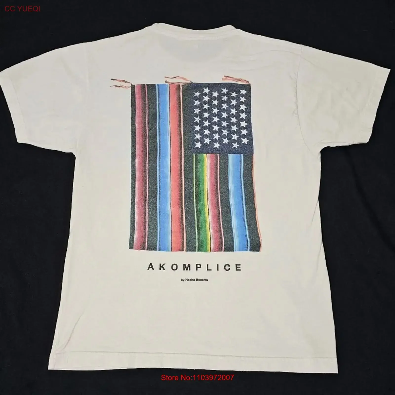 Camiseta Akomplice x Nacho Becerra con diseño de bandera americana, talla M, blanca, estilo vintage, lavada, para uso diario, con gráfico.