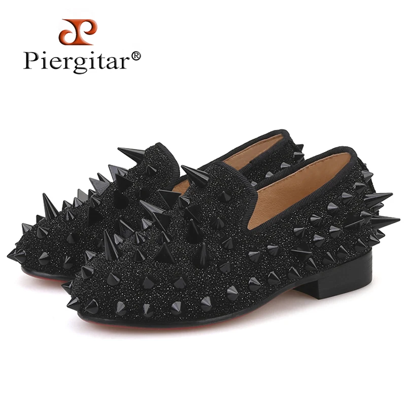 

Классическая обувь для родителей и детей Piergitar, стильные детские лоферы ручной работы с шипами на заказ для дня рождения, детские туфли на плоской подошве с красной подошвой