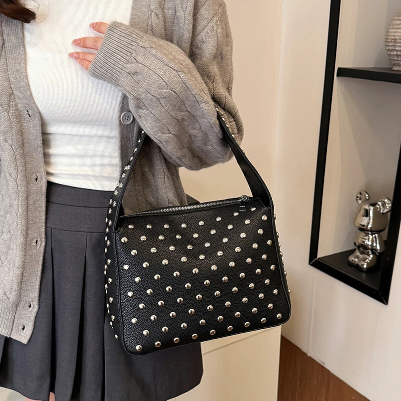 Modische Sling-Handtaschen, Shopper-Tasche, Nieten-Design, Hobo-Schultertaschen, 2024, schwarzer Punk-Stil, Unterarm-Schulter-Handtasche und Geldbörse – Detail 25