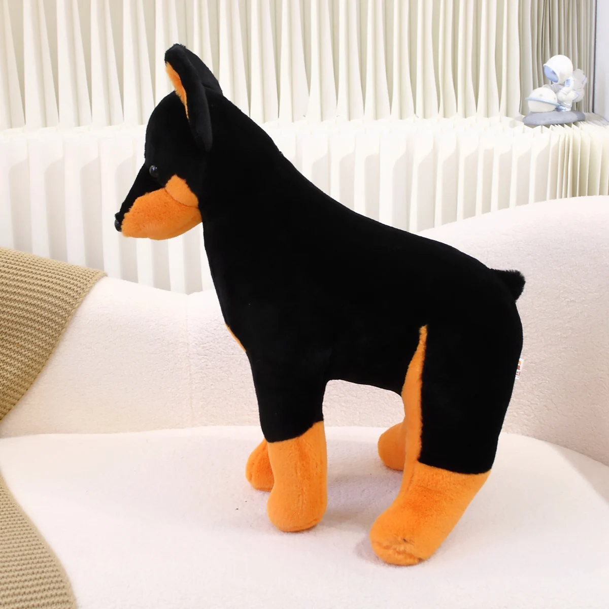 Un grand jouet en peluche teckel mignon et doux, une posture assise de chien créatif, un coussin de poupée teckel, un cadeau de fête d'anniversaire