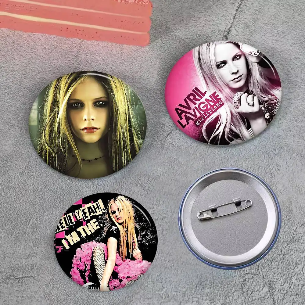 Vintage Sänger A-Avril R-Ramona Lavigne Weißblech Soft Button Pin Brosche Metall Abzeichen Custom Schmuck Zubehör Hut Tasche Revers