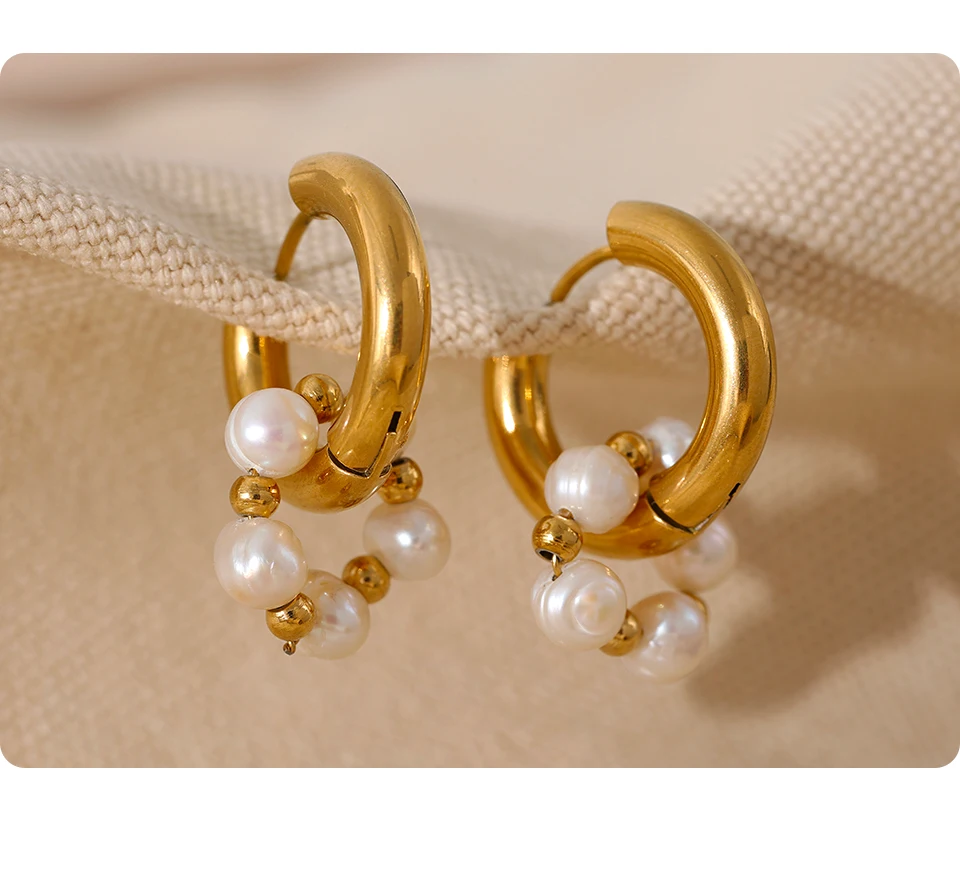 Yhpup Fans Wohlfahrt-Stil, natürliche Perlen, Edelstahl, wasserdicht, 18 Karat Gold, modische Huggie-Creolen, Schmuck für Frauen – Detail 9