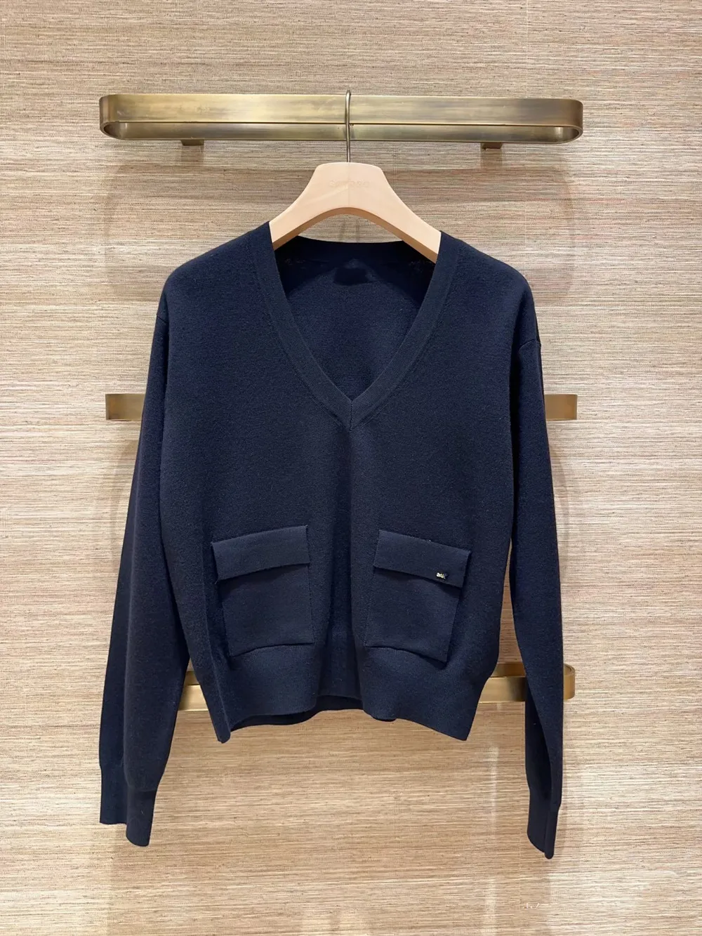 

Элитная версия: Европейский стиль, женская модная повседневная черная вязаная кофта с V-образным вырезом, свободный крой, французский стиль, средняя плотность, мягкая ткань.