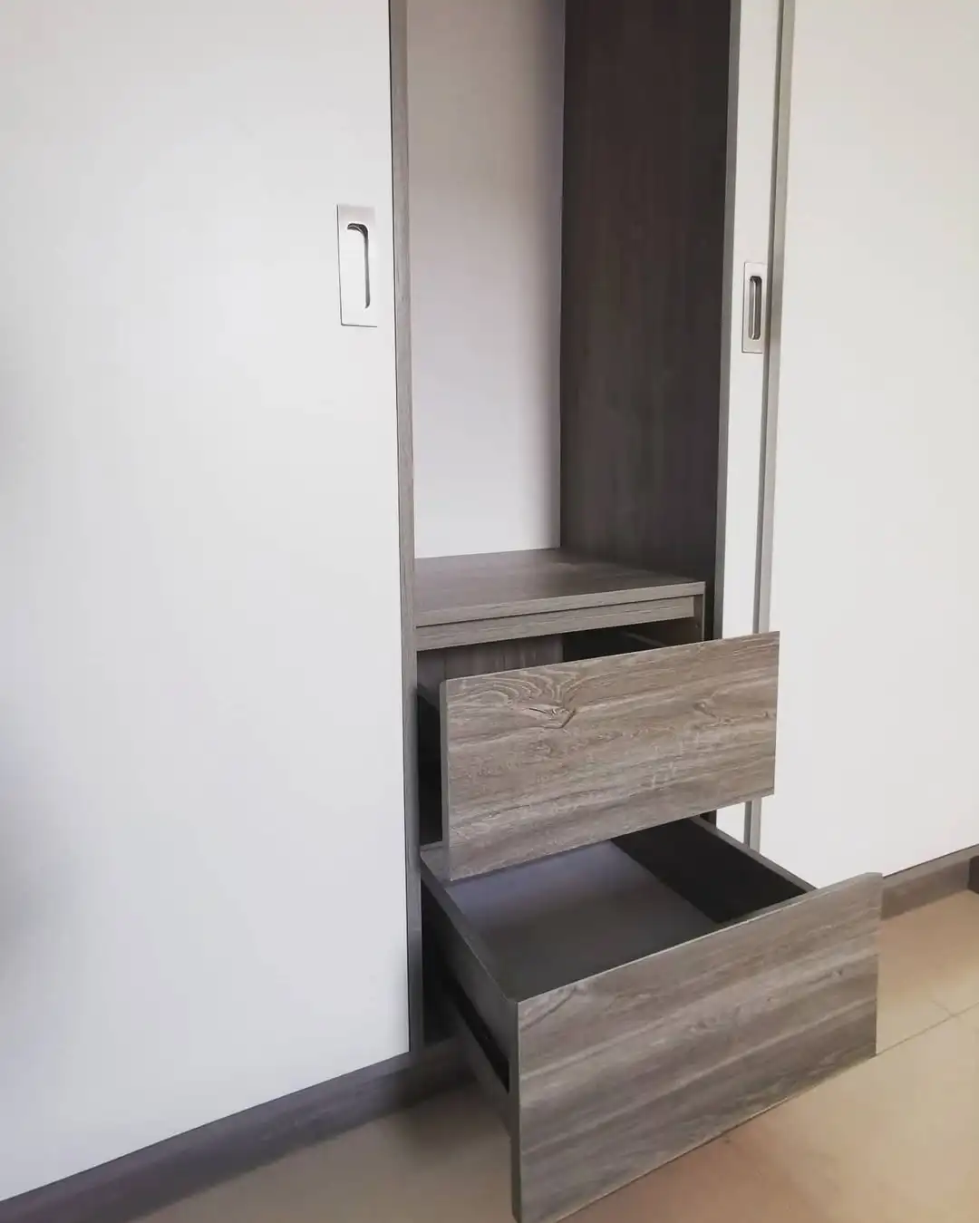 أثاث غرفة نوم بيضاء حديثة وخزائن قابلة للتحويل مع باب منزلق قابل للتعديل، تصميم سهل التجميع للفنادق #3