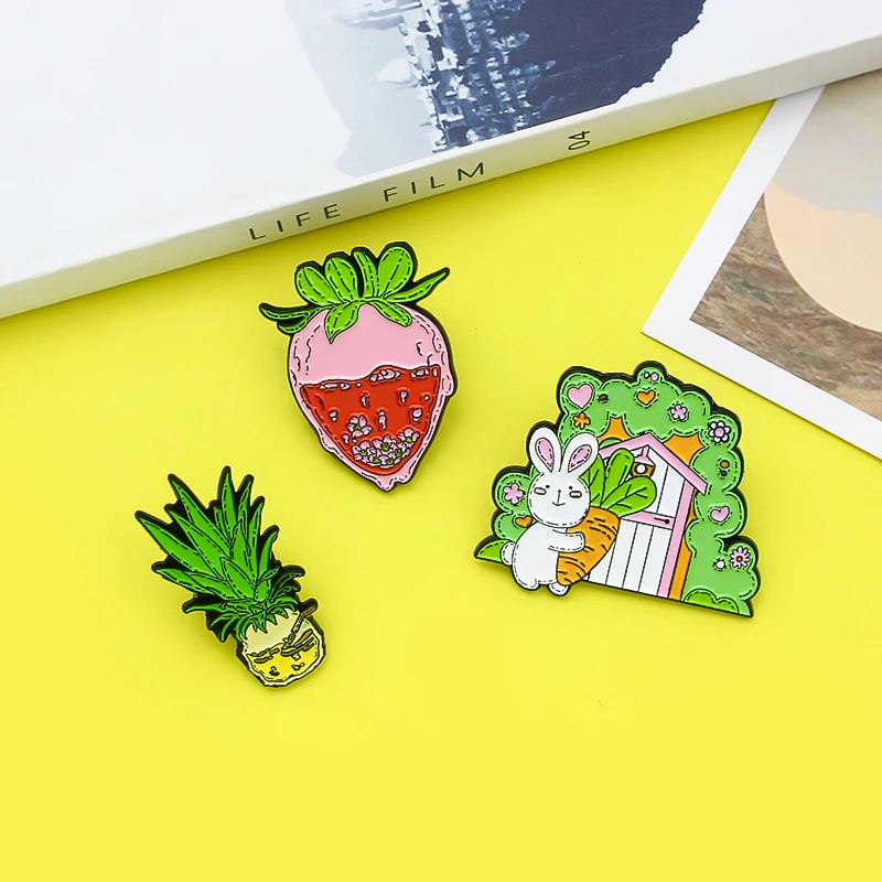 Pin esmaltado de frutas, broches de zanahoria y conejo de zumo de fruta de verano, insignias de solapa para bolsa de ropa, joyería para niños, piña y fresa bonita