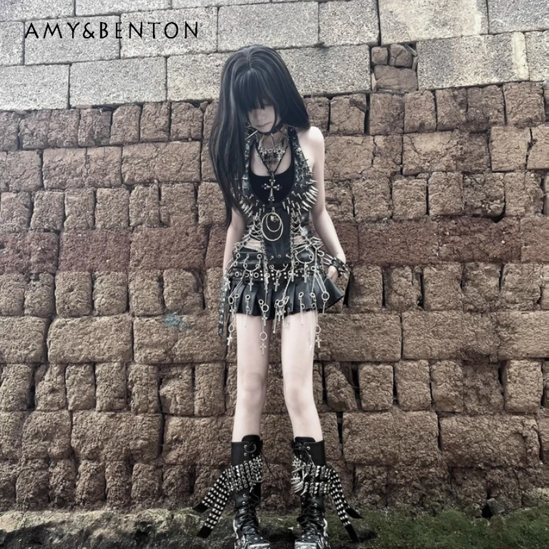 

Оригинальный дизайн в стиле панк, темно-черный Y2K Hot Girl, женский жилет с металлическими заклепками и v-образным вырезом, новый женский топ на бретелях из искусственной кожи с перекрестной цепочкой