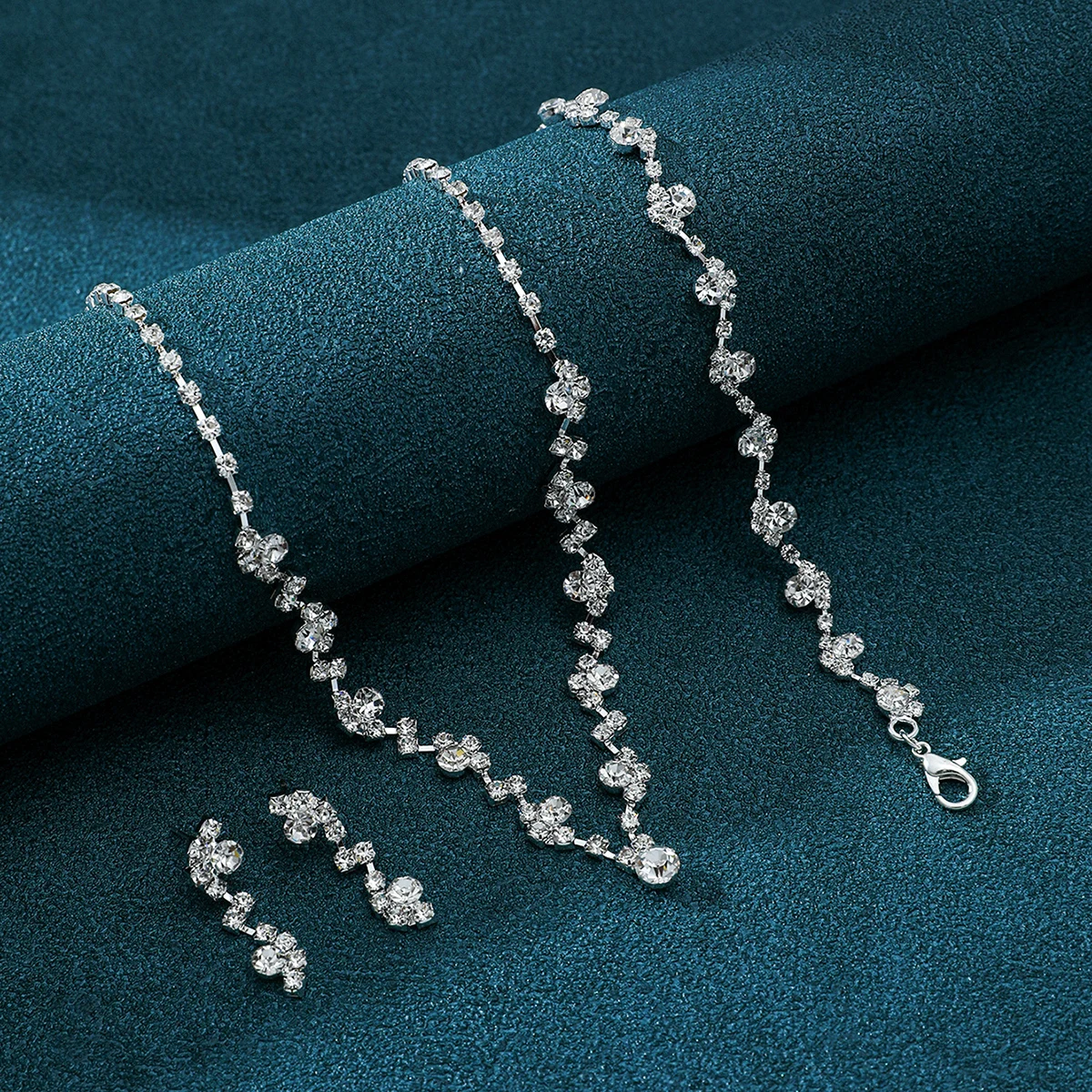 Set di gioielli da sposa: collana, orecchini, bracciale elegante e minimalista con strass e zirconi per matrimoni, banchetti e feste