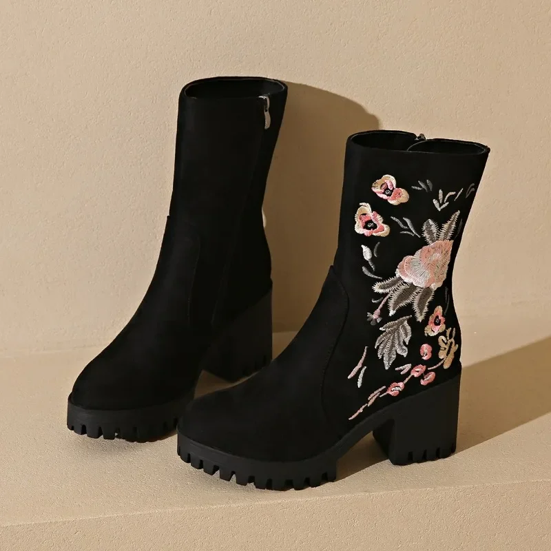 Fiore ricamato Tacchi alti Stivaletti Pelle scamosciata Chunky Scarpe da donna 2025 Tendenza Nuovo elegante e accogliente Chelsea Boots Goth Botas