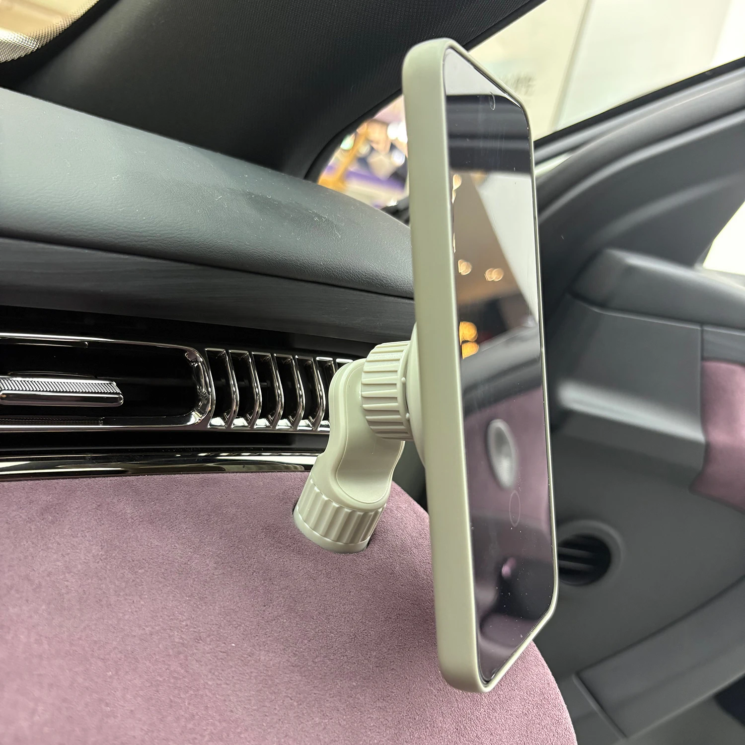 

Car Phone Holder for VOYAH FREE+ Car Phone Mount Stand for VOYAH FREE+ Vehicle Bracket Magnetic type and Clamping type